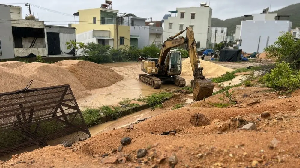 Mưa lớn cuốn đất đá tràn vào khu dân cư tại Gia Lai. Cập nhật tình hình ngay!
