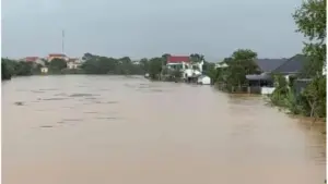 Mưa lớn kéo dài khiến nước sông dâng cao gây ngập lụt nghiêm trọng tại nhiều khu vực dân cư.