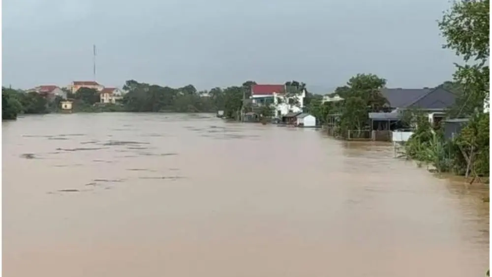 Mưa lớn kéo dài khiến nước sông dâng cao gây ngập lụt nghiêm trọng tại nhiều khu vực dân cư.