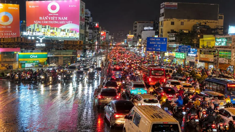 Mưa lớn đúng giờ cao điểm khiến nhiều tuyến đường tại TP.HCM ngập sâu, khu vực cầu vượt Hàng Xanh ùn ứ nghiêm trọng.