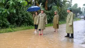 Mưa lũ gây ngập lụt, sạt lở nhiều tuyến đường miền núi Thanh Hóa, chính quyền địa phương hỗ trợ người dân đến nơi an toàn.