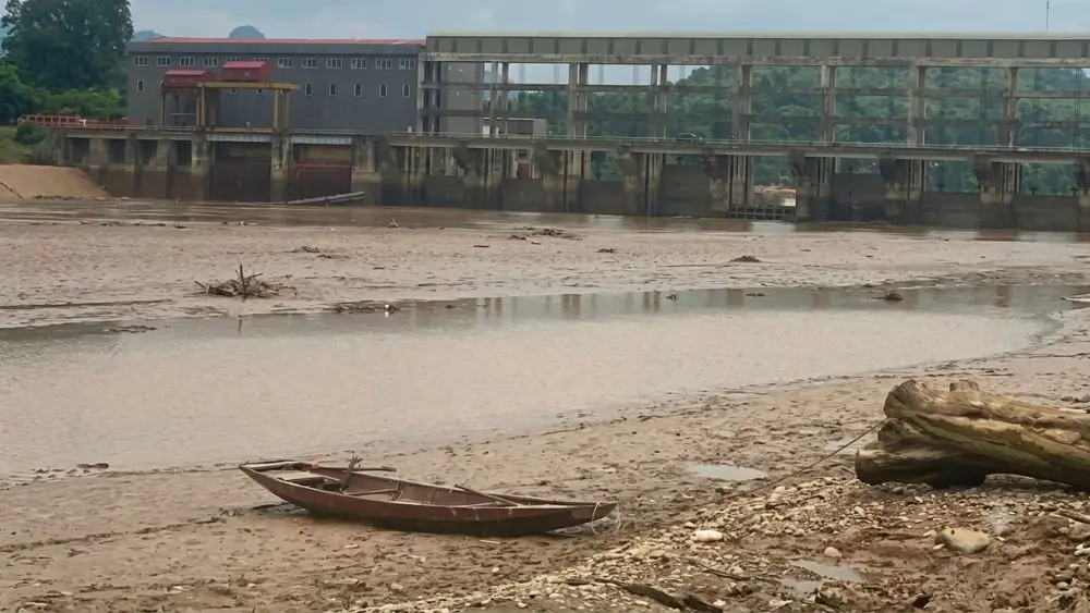 Mực nước sụt bất thường tại thủy điện Cẩm Thủy 1, gần 10 tấn cá lồng chết. Chi tiết ngay!