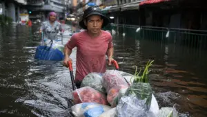 Mưa lũ lớn tại Thái Lan khiến 23 người chết, sân bay Bangkok hỗn loạn.