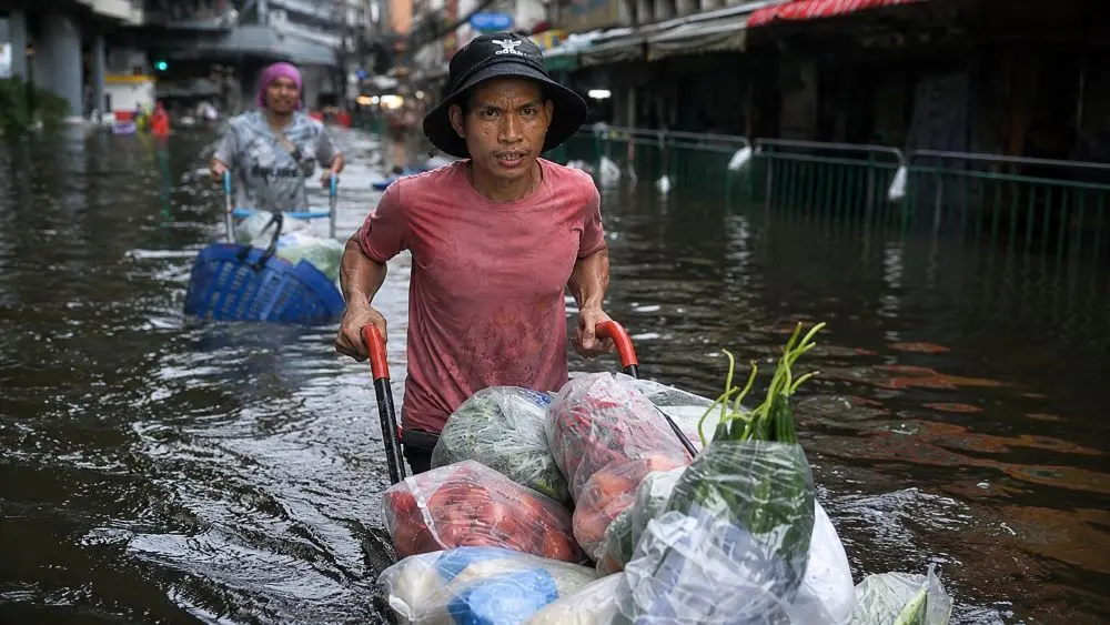 Mưa lũ lớn tại Thái Lan khiến 23 người chết, sân bay Bangkok hỗn loạn.