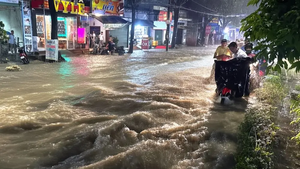Mưa lớn khiến nhiều tuyến đường ở Đồng Nai ngập nặng, giao thông khó khăn, nhiều phương tiện chết máy, nước chảy xiết.