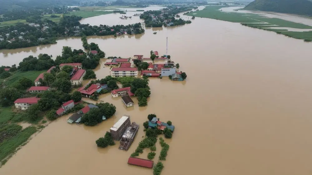 Nước sông Bưởi dâng cao khiến hàng trăm hộ dân ở Thanh Hóa ngập sâu. Mưa lớn kéo dài gây ngập nhà cửa, hoa màu tại nhiều khu vực.