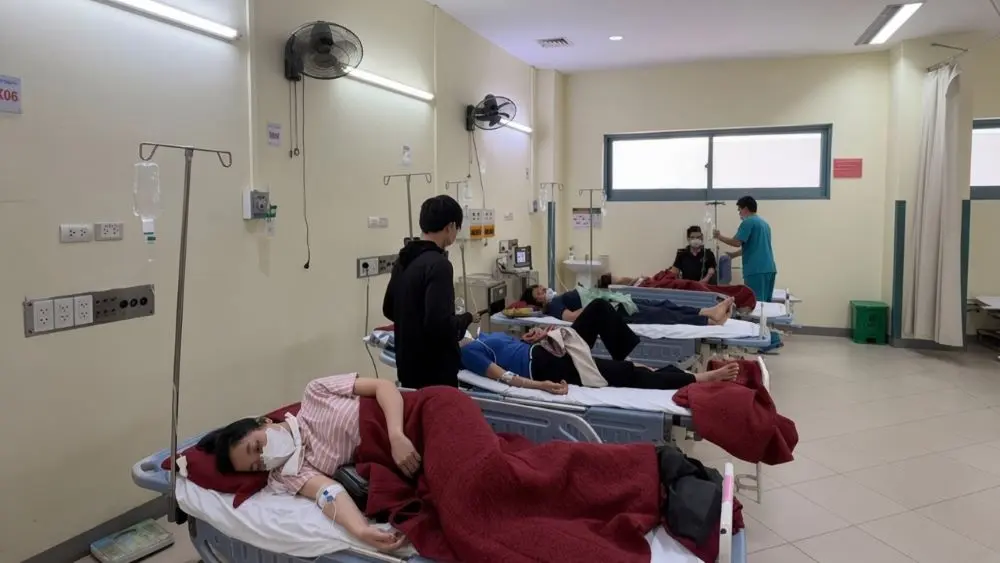 Hơn 100 công nhân Công ty Scavi Huế phải nhập viện sau bữa ăn tập thể. Ngành y tế đang xét nghiệm mẫu thực phẩm để xác định nguyên nhân.