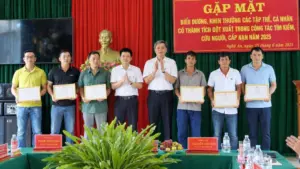 Ngư dân giành giật sự sống giữa biển: Câu chuyện 4 ngày sinh tử và những người tham gia cứu nạn trên biển.