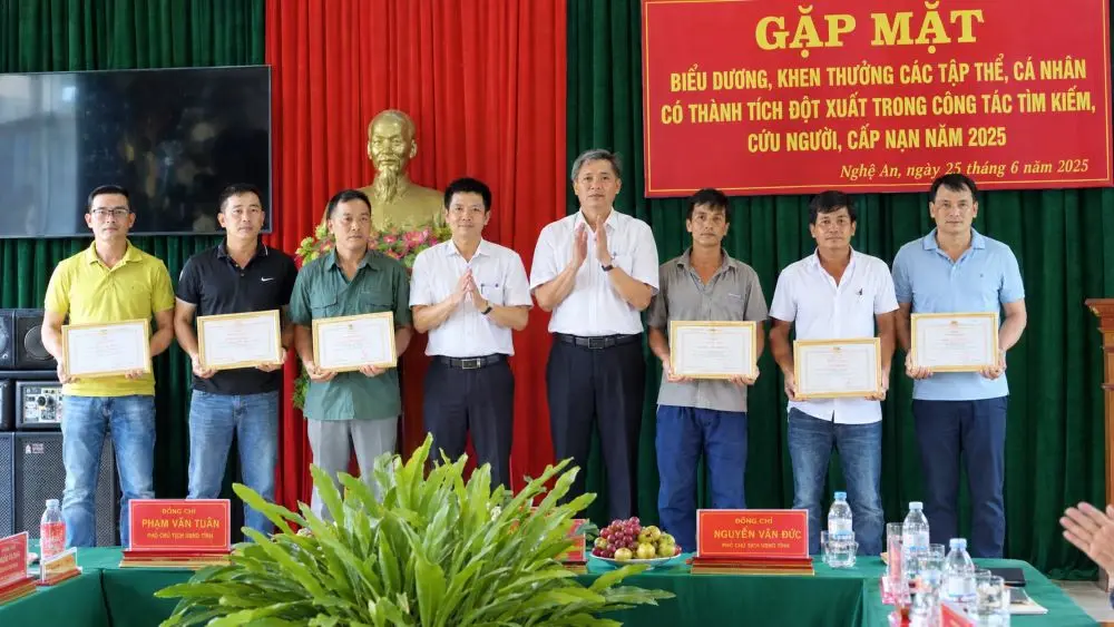 Ngư dân giành giật sự sống giữa biển: Câu chuyện 4 ngày sinh tử và những người tham gia cứu nạn trên biển.