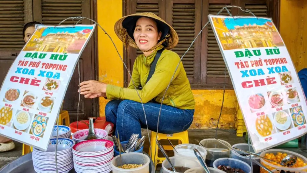 Chị Nguyễn Thị Bảy bán chè ở Hội An gây bất ngờ khi có thể giao tiếp bằng 5 ngoại ngữ với du khách quốc tế.