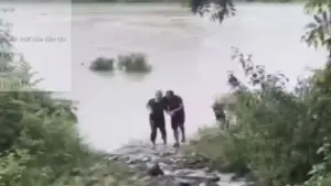 Anh Nguyễn Văn Cao chạy xe máy đón đầu, lao xuống sông Hiếu cứu cụ bà 72 tuổi bị lũ cuốn trôi.