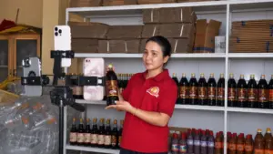 Người trẻ Ba Làng gìn giữ nghề nước mắm gần 400 năm, kết hợp bán hàng trực tuyến để phát triển sản phẩm truyền thống và làm giàu trên quê hương.