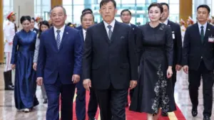 Khoảnh khắc Nhà vua Thái Lan và Hoàng hậu đến Hà Nội trong chuyến thăm cấp Nhà nước tới Việt Nam, thu hút sự chú ý.