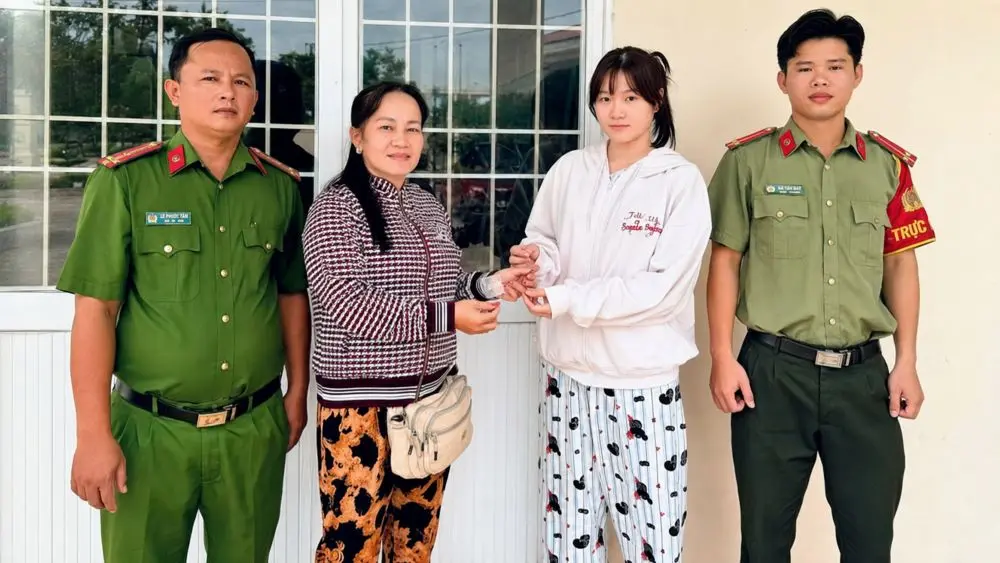 Nhặt được dây chuyền vàng, người bán vé số đã làm việc ý nghĩa khiến chủ nhân xúc động. Câu chuyện đẹp về sự trung thực, tử tế