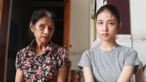 Nguyễn Thị Hiền được miễn 100% học phí toàn khóa và nhận học bổng sau hành trình vượt khó cùng người mẹ cõng em đến trường hơn 10 năm.