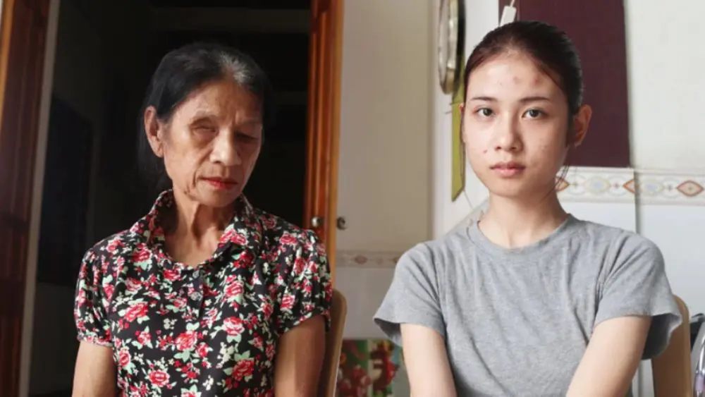 Nguyễn Thị Hiền được miễn 100% học phí toàn khóa và nhận học bổng sau hành trình vượt khó cùng người mẹ cõng em đến trường hơn 10 năm.