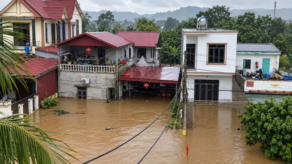 Mưa lớn khiến nước sông Bưởi dâng cao, nhiều khu dân cư ở xã Thành Vinh, Thanh Hóa ngập sâu. Xem hình ảnh nước lũ bao vây nhà dân.