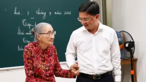 Phó chủ tịch TP.HCM Nguyễn Mạnh Cường thăm, động viên cô Ba và học sinh tại lớp học tình thương ở phường Thủ Dầu Một.