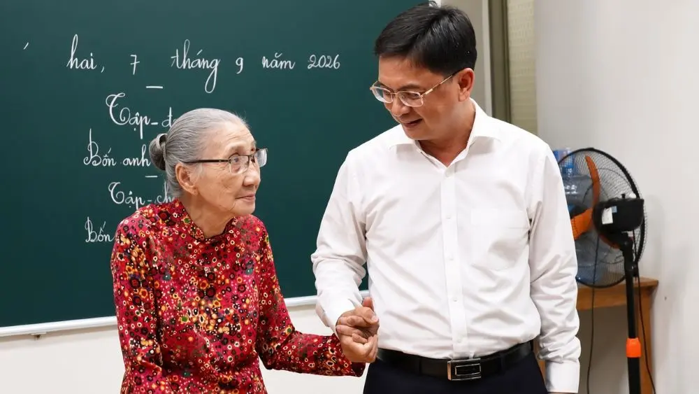 Phó chủ tịch TP.HCM Nguyễn Mạnh Cường thăm, động viên cô Ba và học sinh tại lớp học tình thương ở phường Thủ Dầu Một.