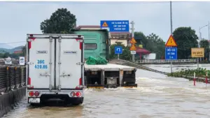 Thanh Hóa: Nhiều phương tiện cố vượt điểm ngập sâu trên QL 1A bị chết máy, hư hỏng, ảnh hưởng giao thông.