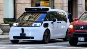 Robotaxi Waymo xuất hiện trên đường phố Denver, trong bối cảnh xe tự lái này từng đi nhầm vào khu vực chợ phiên.