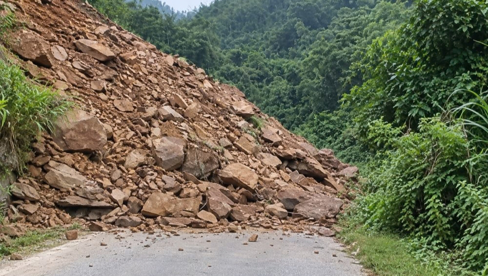 Sạt lở đất đá gây chia cắt Quốc lộ 16 qua xã Trung Sơn, Thanh Hóa. Tuyến đường đã được khẩn trương xử lý và thông xe trở lại.