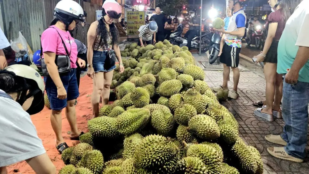 Sầu riêng tại TP.HCM được bán trên vỉa hè với giá từ 20.000 đồng/kg, thu hút khách nhưng chất lượng trái khá “hên xui”.