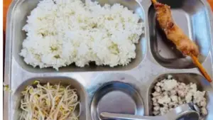 Suất ăn bán trú 40.000 đồng tại Trường tiểu học Trung Giã B bị phụ huynh phản ánh ít thực phẩm, Hà Nội chỉ đạo kiểm tra, làm rõ.