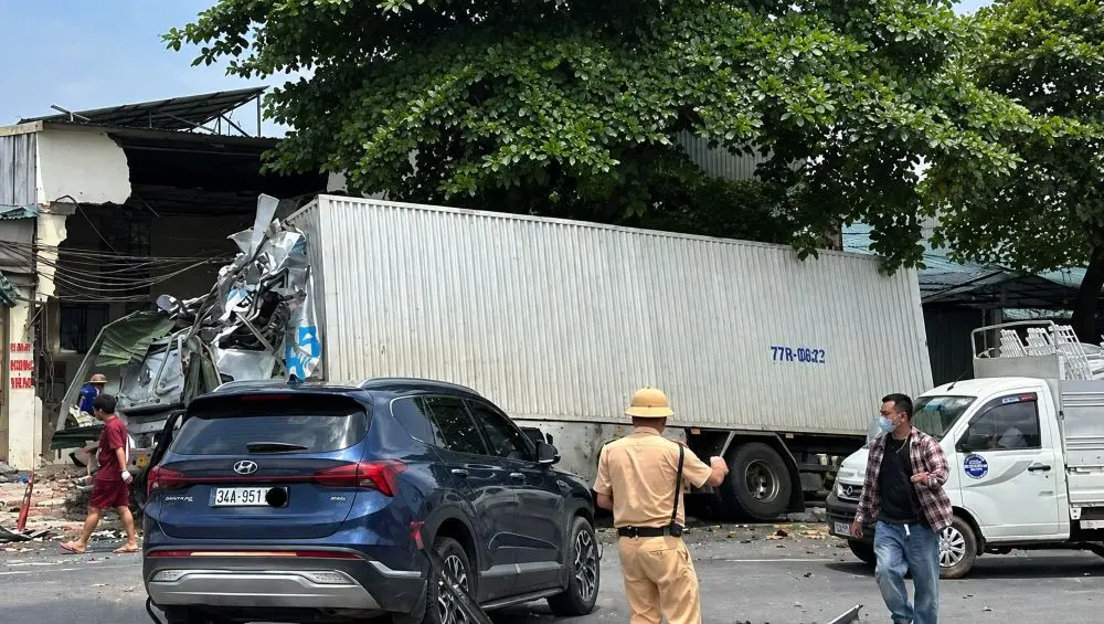 Tai nạn giao thông liên hoàn ở Thanh Hóa khiến 1 người tử vong, 3 người bị thương, nhiều phương tiện hư hỏng. Xem chi tiết vụ việc.