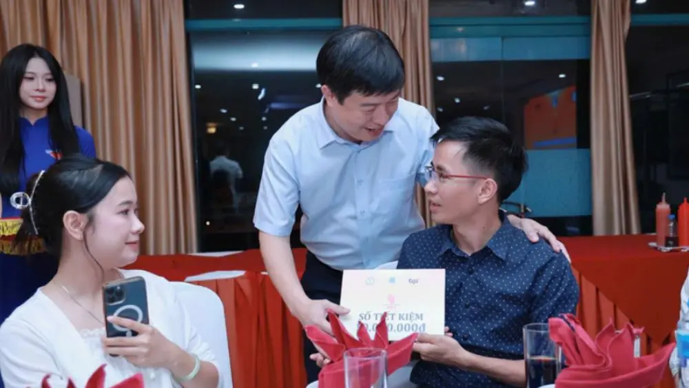 Gặp mặt 26 thanh niên khuyết tật tiêu biểu là doanh nhân, thạc sĩ, nghệ sĩ, có nhiều đóng góp nổi bật cho xã hội.