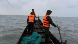 Lực lượng cứu hộ tìm thấy thi thể ngư dân mất tích ở Thanh Hóa sau nhiều giờ tìm kiếm trên biển.