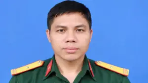 Thiếu tá Trần Văn Tùng dũng cảm nhảy xuống sông cứu người, hành động thể hiện tinh thần trách nhiệm và lòng dũng cảm.
