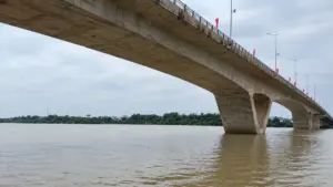 Tìm kiếm người phụ nữ nghi nhảy cầu Nguyệt Viên sau khi xe máy và đồ dùng cá nhân của chị được phát hiện bỏ lại trên cầu.