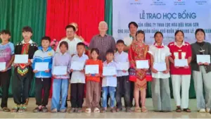 Trao 50 suất học bổng Lọc hóa dầu Nghi Sơn tiếp sức học sinh nghèo vùng cao Thanh Hóa vươn lên trong học tập.