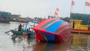 Thanh Hóa kịp thời trục vớt tàu cá bị chìm ở Lạch Ghép, đưa phương tiện lên vị trí an toàn với sự hỗ trợ của Bộ đội Biên phòng và người dân.