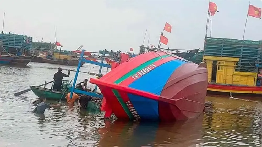Thanh Hóa kịp thời trục vớt tàu cá bị chìm ở Lạch Ghép, đưa phương tiện lên vị trí an toàn với sự hỗ trợ của Bộ đội Biên phòng và người dân.
