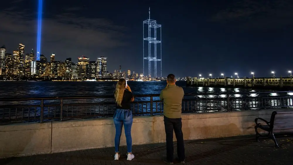 Gần 3.000 UAV xếp hình tháp đôi trên bầu trời New York, tưởng nhớ các nạn nhân vụ khủng bố 11/9/2001.