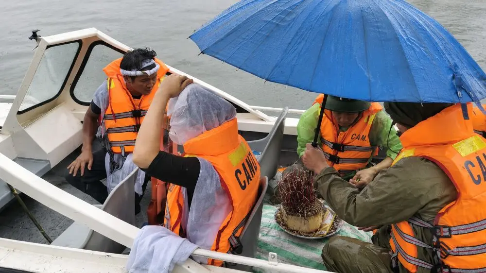 Mưa lũ ở Thanh Hóa khiến nhiều khu dân cư ngập sâu, cảnh sát dùng xuồng máy hỗ trợ gia đình đưa hài cốt người thân về nhà.