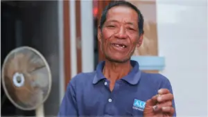 Sau 38 tiếng trôi dạt trên biển cùng thuyền thúng, ông Châu được cứu sống. Câu chuyện sinh tồn đầy căng thẳng khiến nhiều người chú ý.
