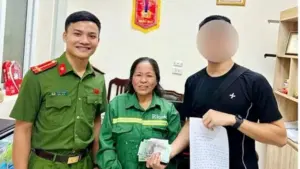 Nhặt được ví nhưng không tìm được chủ nhân qua mạng xã hội, bà Sỹ Thị Thu nhờ công an xác minh và trao trả tài sản.