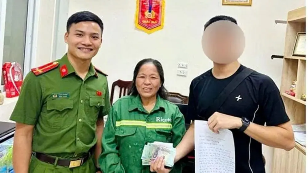 Nhặt được ví nhưng không tìm được chủ nhân qua mạng xã hội, bà Sỹ Thị Thu nhờ công an xác minh và trao trả tài sản.