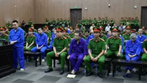Bà trùm chạy bệnh án tâm thần xin tòa giảm nhẹ hình phạt cho bác sĩ. Chi tiết ngay!