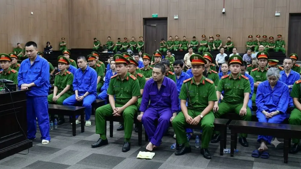 Bà trùm chạy bệnh án tâm thần xin tòa giảm nhẹ hình phạt cho bác sĩ. Chi tiết ngay!