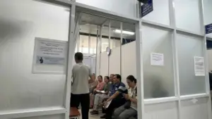 Bệnh nhân muốn mổ sớm, bác sĩ hướng dẫn 'gửi bao thư'. Chi tiết vụ việc ngay!