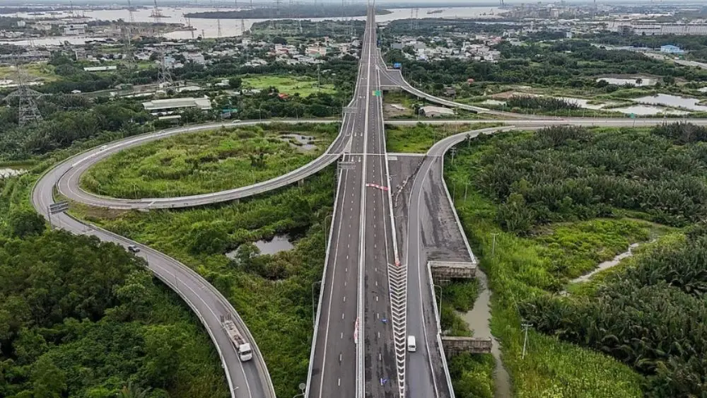 Cao tốc Bến Lức - Long Thành chính thức thông xe toàn tuyến sau 12 năm thi công, mở thêm hành lang kết nối Đông - Tây Nam Bộ.