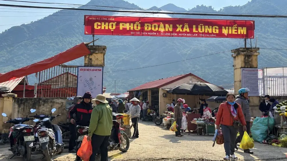 Chợ phiên Phố Đoàn ở Pù Luông lưu giữ nét văn hóa người Thái, Mường, đồng thời trở thành điểm trải nghiệm du lịch đặc sắc.