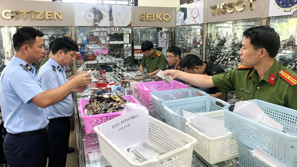 Chủ cửa hàng bày bán hơn 2.000 đồng hồ giả mạo 10 thương hiệu nổi tiếng, có cả Rolex. Chi tiết ngay!