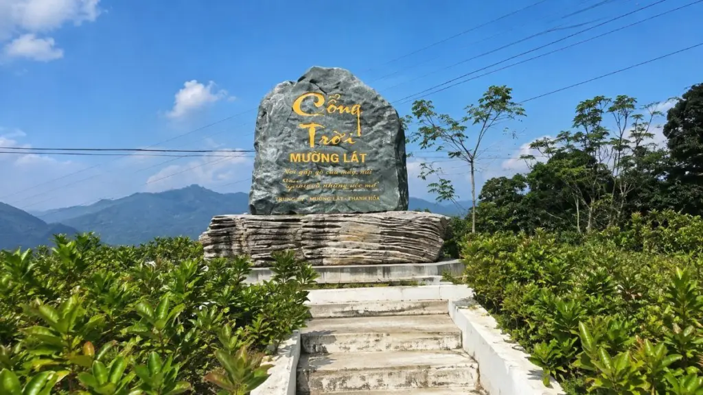 Cổng trời Mường Lát ở Thanh Hóa gây chú ý với cảnh sắc núi rừng vùng biên, nơi người dân tìm hướng phát triển sinh kế từ sản vật địa phương.