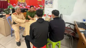 CSGT TP.HCM xử lý 8 thanh niên đi xe máy vào đường cấm, liên quan đến hành vi biểu diễn xe để câu view trên mạng xã hội.