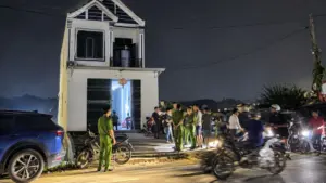 Đã bắt giữ hai thanh niên cầm kiếm cố thủ trên mái nhà ở Thanh Hóa. Chi tiết ngay!